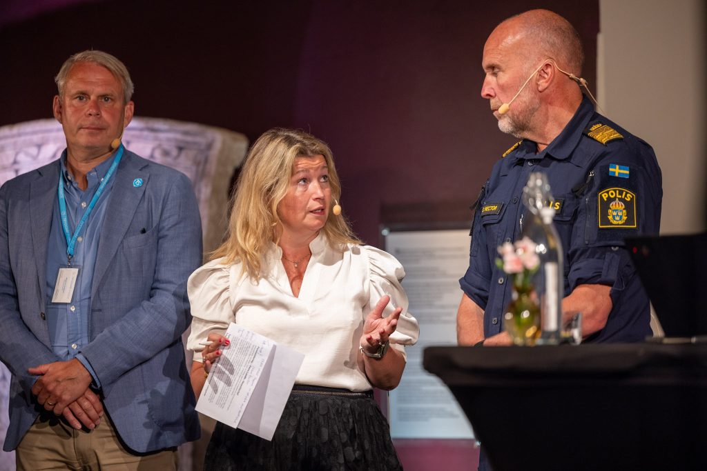 Maria Elinder leder ett samtal om professionell säkerhet under Almedalsveckan.